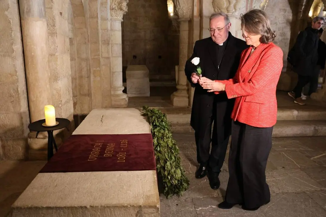 El abad de la Colegiata de San Isidoro, Luis Garc&iacute;a Guti&eacute;rrez; el obispo de Le&oacute;n, Luis &Aacute;ngel de las Heras; la directora del Museo de San Isidoro, Raquel Ja&eacute;n, y la manager de HP SCDS, &Aacute;ngela &Aacute;lvarez, presentan la exposici&oacute;n &lsquo;Urraca I. Reina con Reino&rsquo; junto a la madrina, Isabel San Sebasti&aacute;n