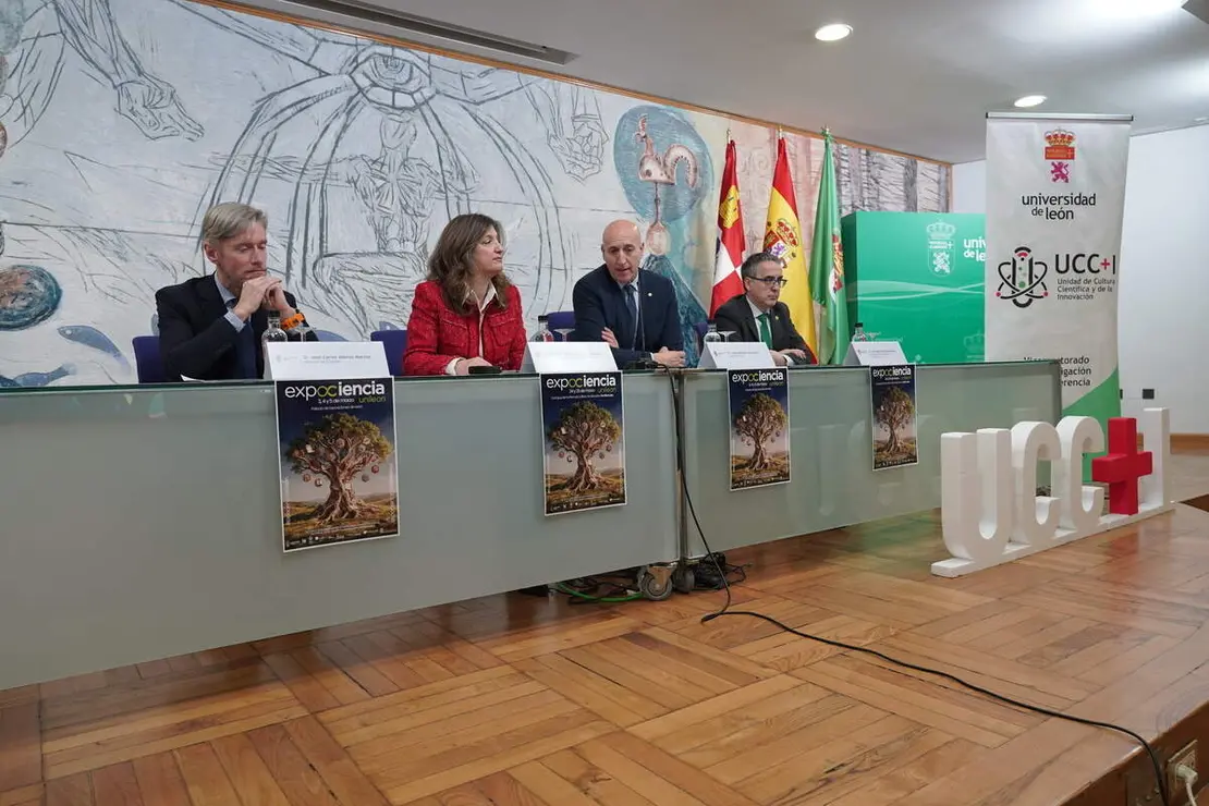 La rectora de la Universidad de Le&oacute;n, Nuria Gonz&aacute;lez, y el alcalde de Le&oacute;n, Jos&eacute; Antonio Diez, presentan la s&eacute;ptima edici&oacute;n de Expociencia Unile&oacute;n, acompa&ntilde;ados por el vicerrector de Investigaci&oacute;n y Transferencia, Santiago Guti&eacute;rrez, y el director de Fgulem, Jos&eacute; Carlos Alonso