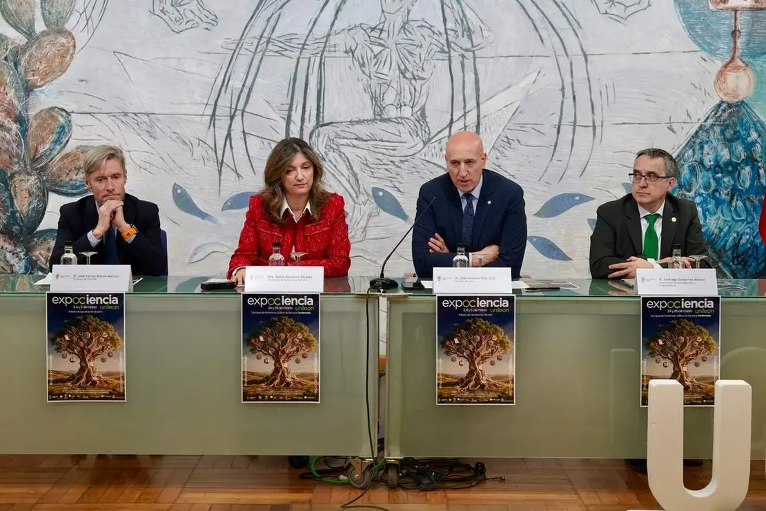 La rectora de la Universidad de Le&oacute;n, Nuria Gonz&aacute;lez, y el alcalde de Le&oacute;n, Jos&eacute; Antonio Diez, presentan la s&eacute;ptima edici&oacute;n de Expociencia Unile&oacute;n, acompa&ntilde;ados por el vicerrector de Investigaci&oacute;n y Transferencia, Santiago Guti&eacute;rrez, y el director de Fgulem, Jos&eacute; Carlos Alonso