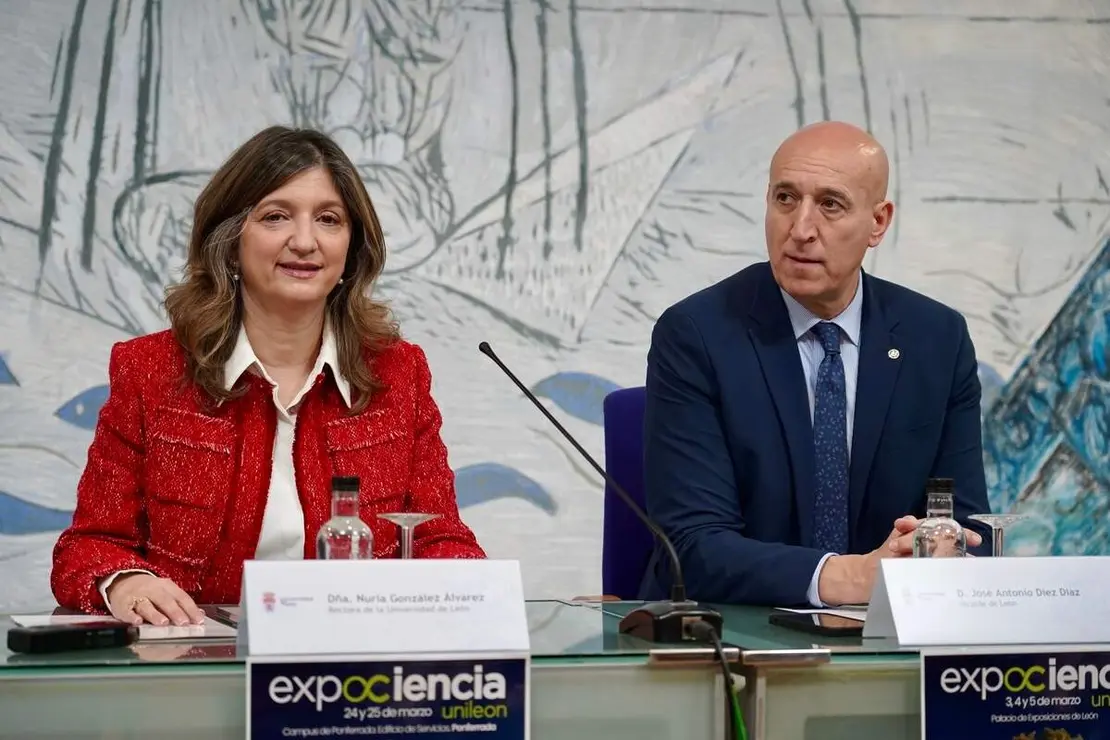 La rectora de la Universidad de Le&oacute;n, Nuria Gonz&aacute;lez, y el alcalde de Le&oacute;n, Jos&eacute; Antonio Diez, presentan la s&eacute;ptima edici&oacute;n de Expociencia Unile&oacute;n, acompa&ntilde;ados por el vicerrector de Investigaci&oacute;n y Transferencia, Santiago Guti&eacute;rrez, y el director de Fgulem, Jos&eacute; Carlos Alonso
