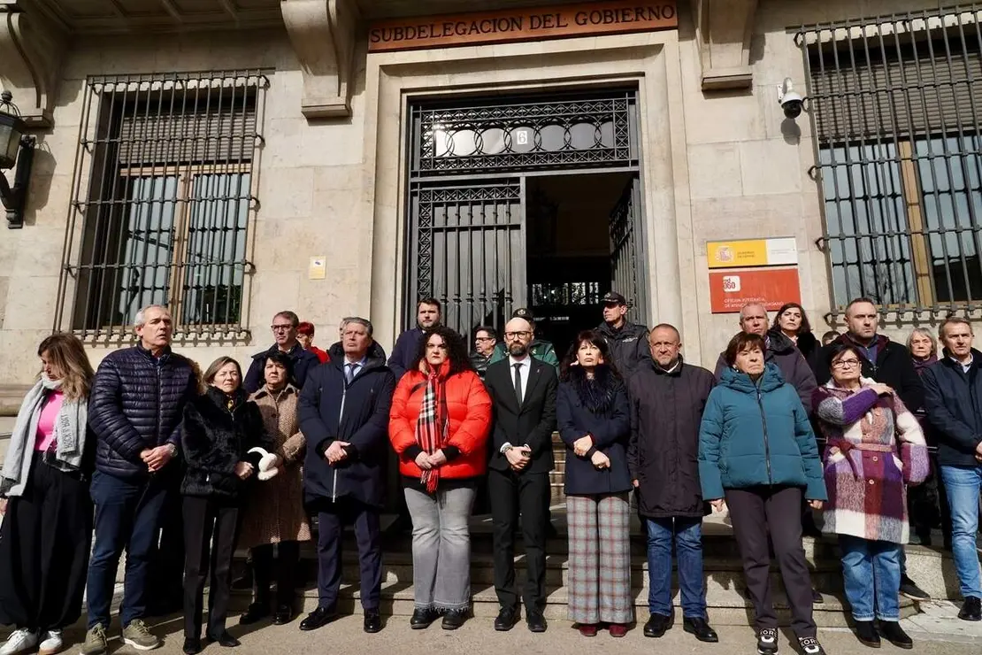 La ministra de Igualdad, Ana Redondo, asiste al minuto de silencio en repulsa por los &uacute;ltimos asesinatos machistas
