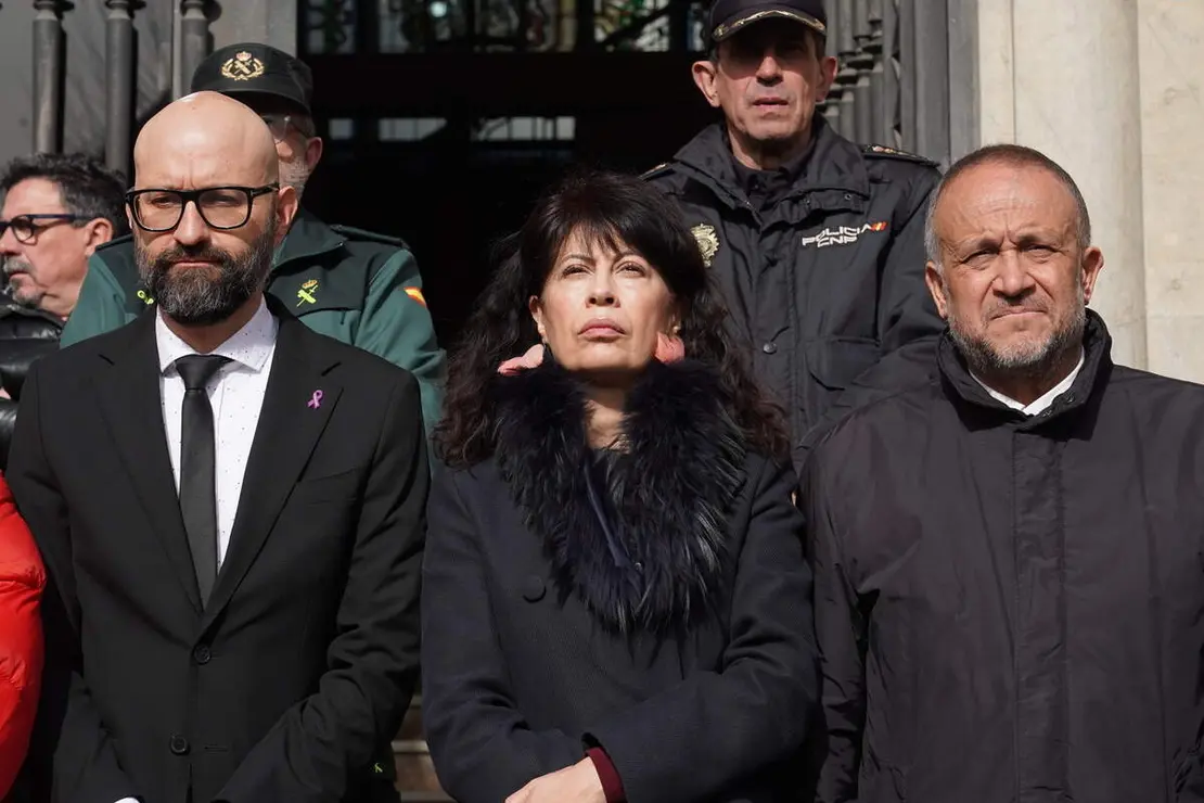 La ministra de Igualdad, Ana Redondo, asiste al minuto de silencio en repulsa por los &uacute;ltimos asesinatos machistas