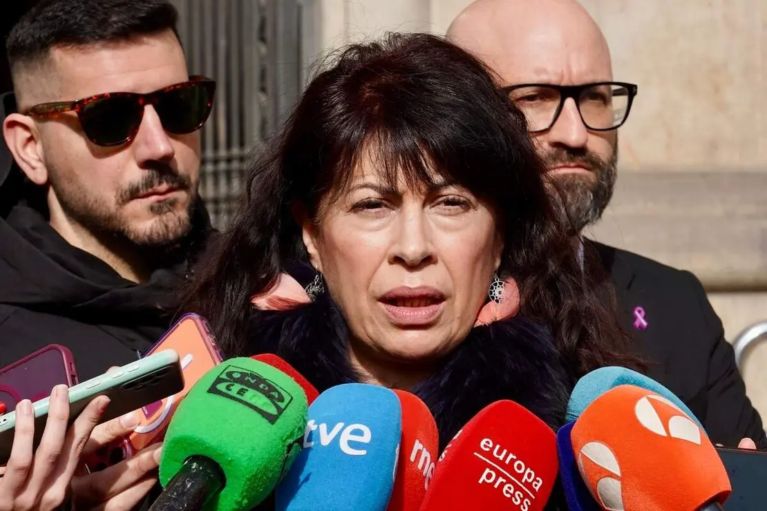 La ministra de Igualdad, Ana Redondo, asiste al minuto de silencio en repulsa por los &uacute;ltimos asesinatos machistas