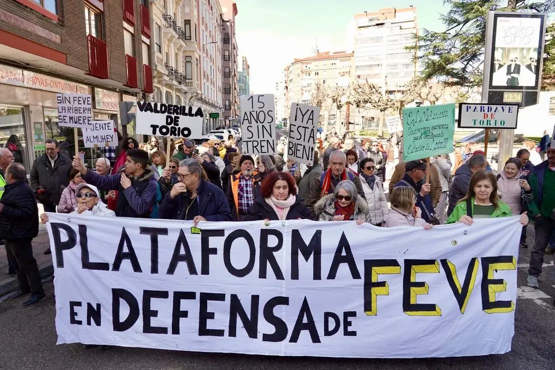 La Plataforma en Defensa del Ferrocarril de V&iacute;a Estrecha de Le&oacute;n protagoniza un corte reivindicativo
