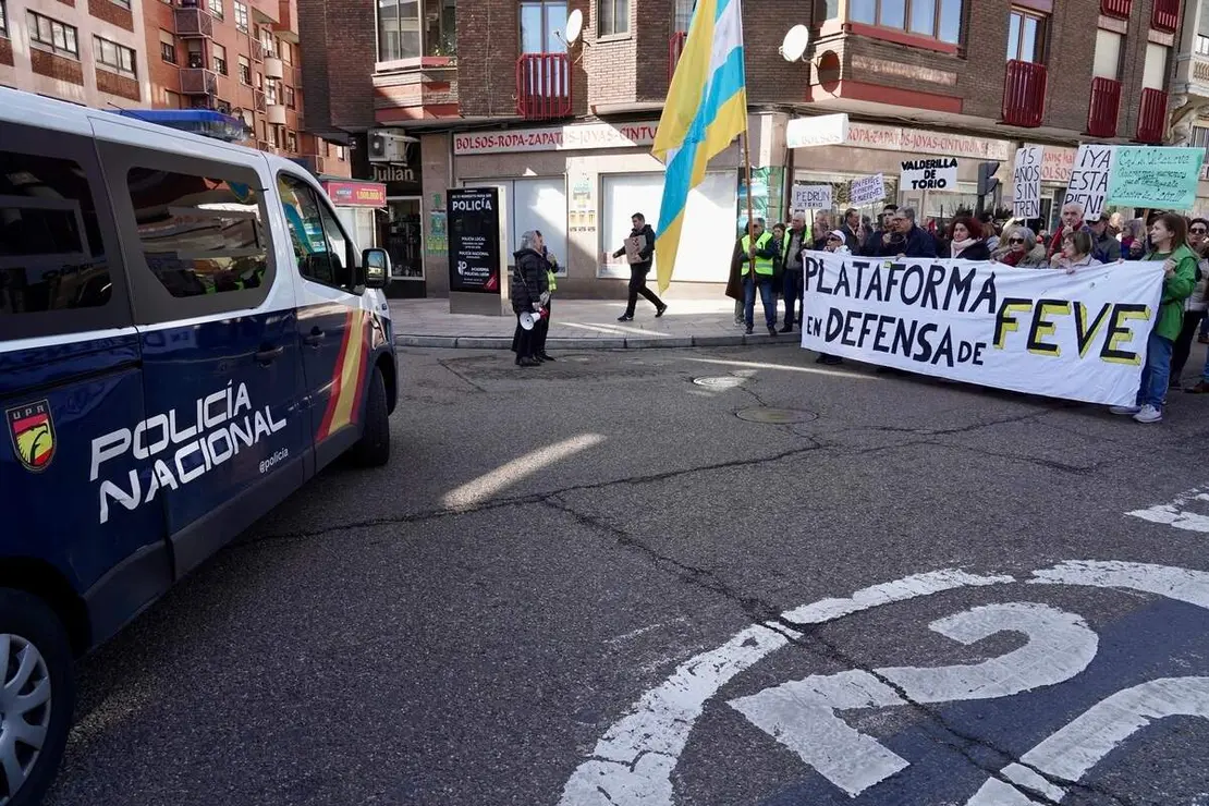 La Plataforma en Defensa del Ferrocarril de V&iacute;a Estrecha de Le&oacute;n protagoniza un corte reivindicativo