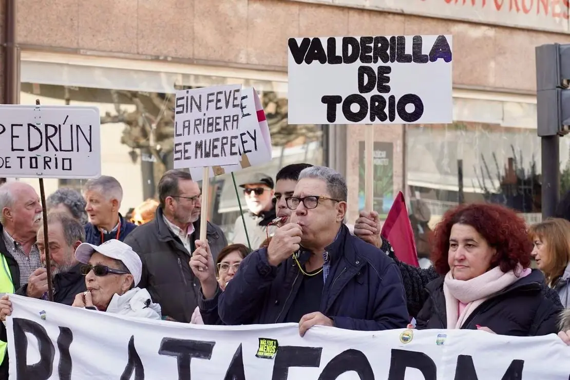 La Plataforma en Defensa del Ferrocarril de V&iacute;a Estrecha de Le&oacute;n protagoniza un corte reivindicativo