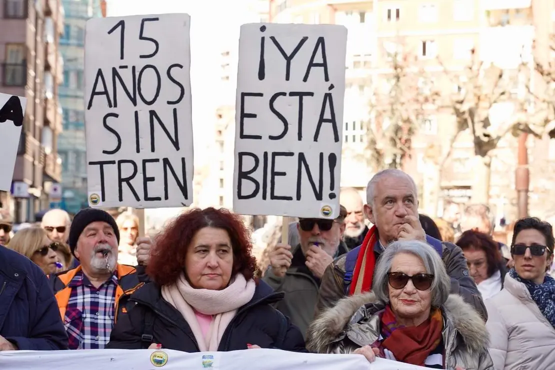 La Plataforma en Defensa del Ferrocarril de V&iacute;a Estrecha de Le&oacute;n protagoniza un corte reivindicativo