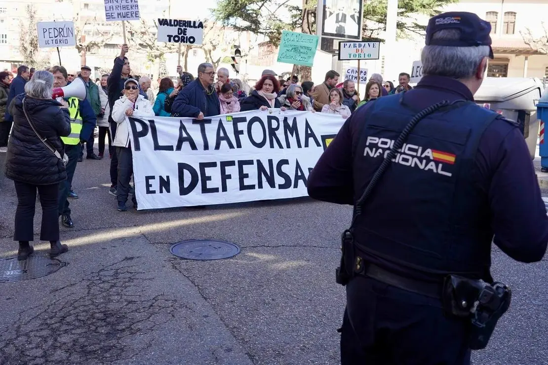 La Plataforma en Defensa del Ferrocarril de V&iacute;a Estrecha de Le&oacute;n protagoniza un corte reivindicativo