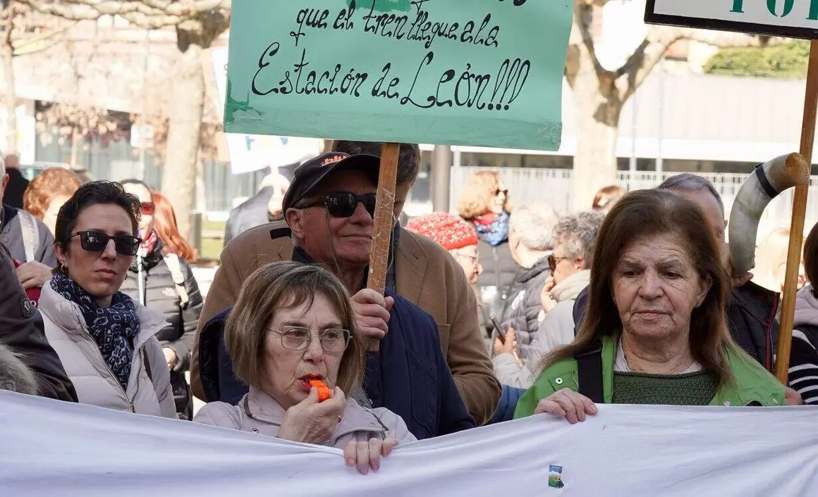 La Plataforma en Defensa del Ferrocarril de V&iacute;a Estrecha de Le&oacute;n protagoniza un corte reivindicativo