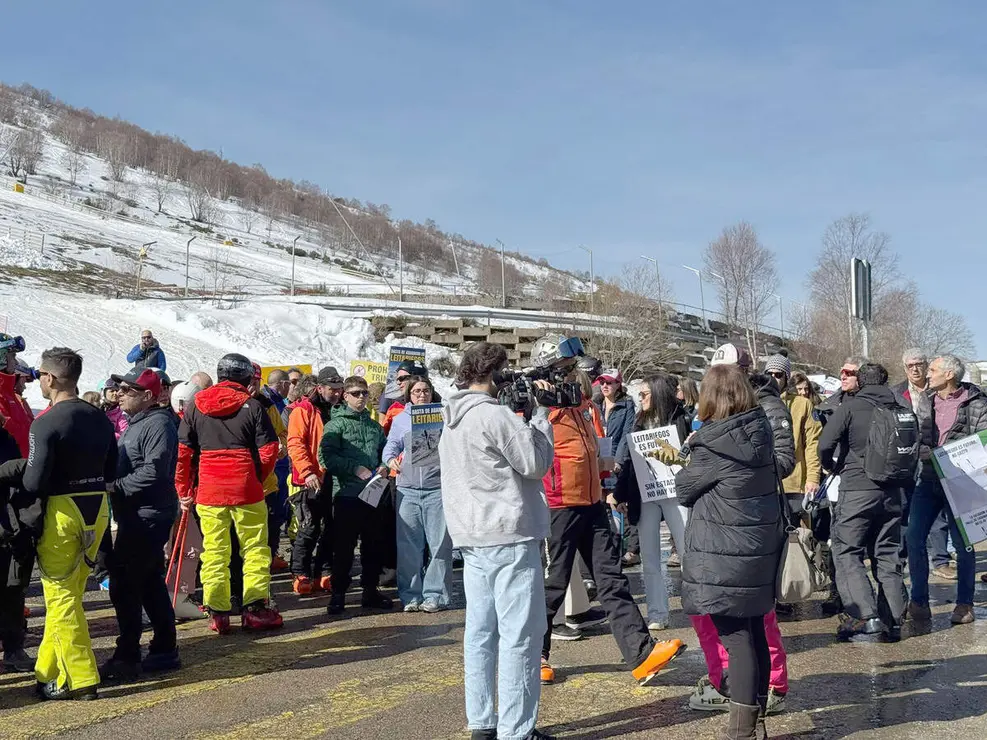 Vecinos y comerciantes de Laciana (Le&oacute;n) protagonizan una cacerolada para exigir mejoras en la estaci&oacute;n de esqu&iacute; de Leitariegos