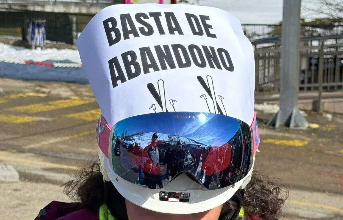 Vecinos y comerciantes de Laciana (Le&oacute;n) protagonizan una cacerolada para exigir mejoras en la estaci&oacute;n de esqu&iacute; de Leitariegos