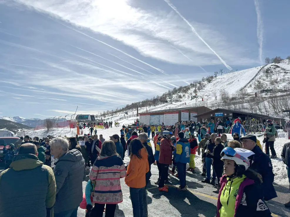 Vecinos y comerciantes de Laciana (Le&oacute;n) protagonizan una cacerolada para exigir mejoras en la estaci&oacute;n de esqu&iacute; de Leitariegos