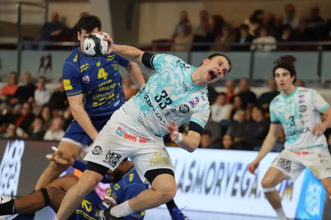 Bidasoa supera al Abanca Ademar en Le&oacute;n y se lleva la victoria en un duelo europeo. El conjunto leon&eacute;s reacciona en la segunda mitad pero no logra evitar la derrota (28-30) ante un rival directo por puestos europeos. Fotos: Isaac Llamazares