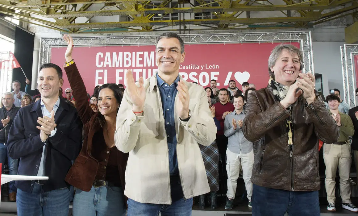 El presidente del Gobierno, Pedro S&aacute;nchez, y el candidato Partido Socialista a la Presidencia de la Junta de Castilla y Le&oacute;n, Carlos Mart&iacute;nez, intervienen en un acto p&uacute;blico del partido junto a la candidata por Le&oacute;n, Nuria Rubio, y el secretario provincial del PSOE, Javier Alfonso Cend&oacute;n