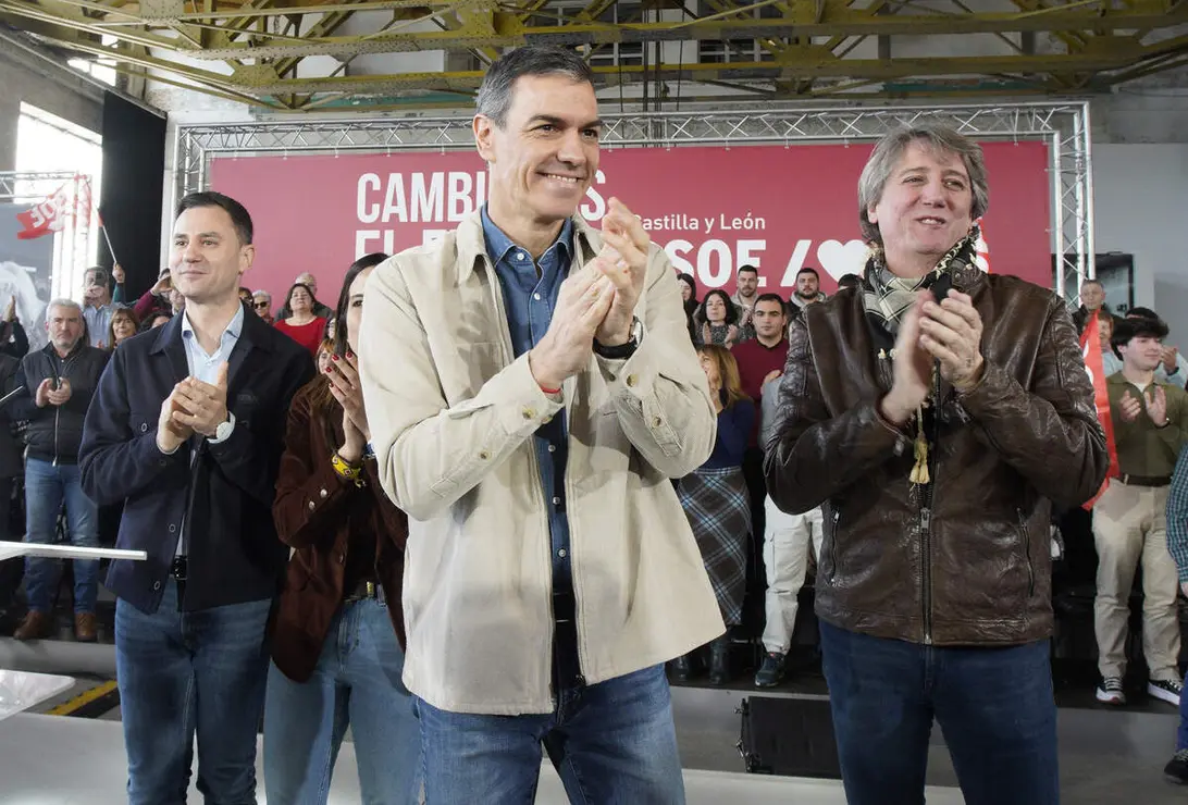 El presidente del Gobierno, Pedro S&aacute;nchez, y el candidato Partido Socialista a la Presidencia de la Junta de Castilla y Le&oacute;n, Carlos Mart&iacute;nez, intervienen en un acto p&uacute;blico del partido junto a la candidata por Le&oacute;n, Nuria Rubio, y el secretario provincial del PSOE, Javier Alfonso Cend&oacute;n