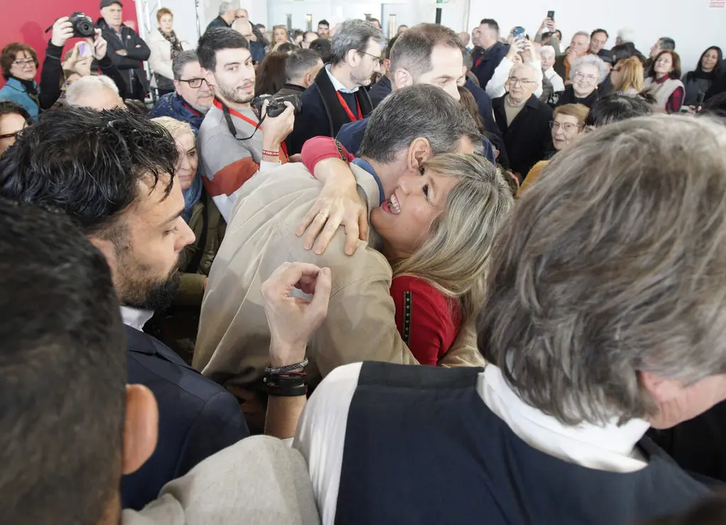 El presidente del Gobierno, Pedro S&aacute;nchez, y el candidato Partido Socialista a la Presidencia de la Junta de Castilla y Le&oacute;n, Carlos Mart&iacute;nez, intervienen en un acto p&uacute;blico del partido junto a la candidata por Le&oacute;n, Nuria Rubio, y el secretario provincial del PSOE, Javier Alfonso Cend&oacute;n