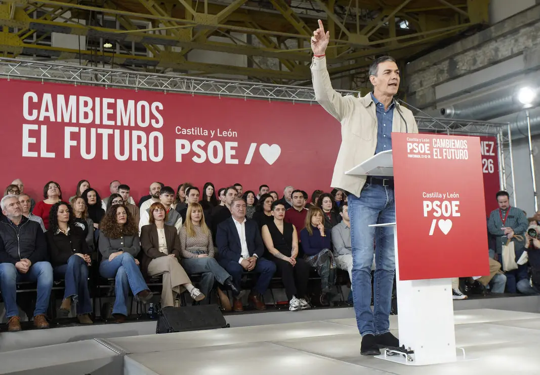 El presidente del Gobierno, Pedro S&aacute;nchez, y el candidato Partido Socialista a la Presidencia de la Junta de Castilla y Le&oacute;n, Carlos Mart&iacute;nez, intervienen en un acto p&uacute;blico del partido junto a la candidata por Le&oacute;n, Nuria Rubio, y el secretario provincial del PSOE, Javier Alfonso Cend&oacute;n
