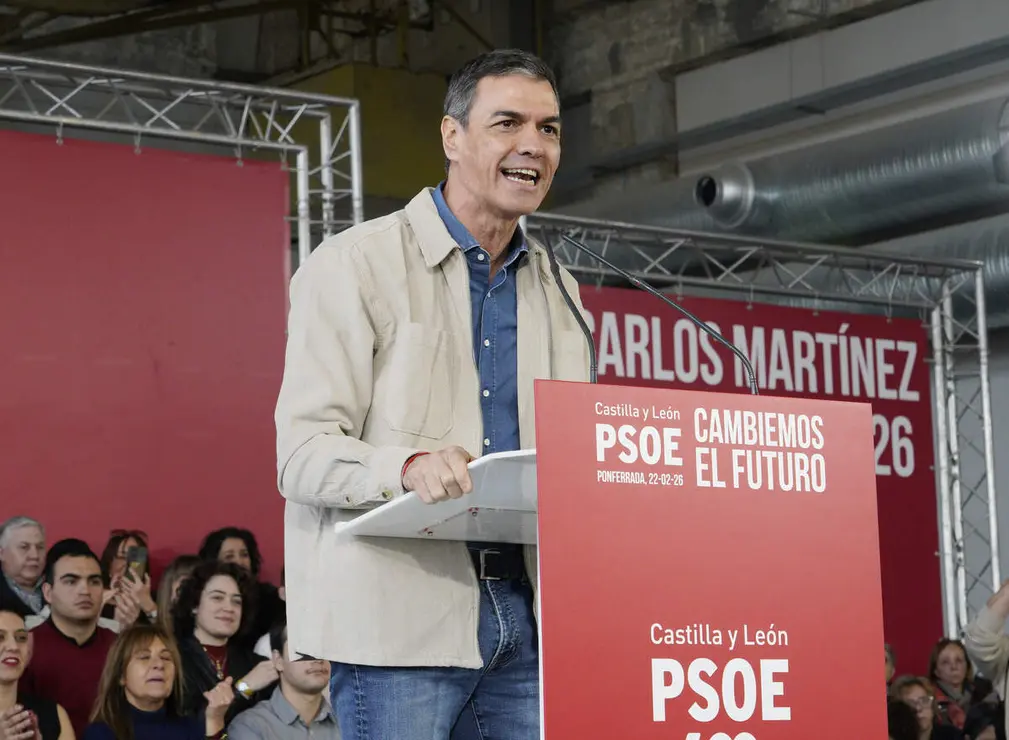 El presidente del Gobierno, Pedro S&aacute;nchez, y el candidato Partido Socialista a la Presidencia de la Junta de Castilla y Le&oacute;n, Carlos Mart&iacute;nez, intervienen en un acto p&uacute;blico del partido junto a la candidata por Le&oacute;n, Nuria Rubio, y el secretario provincial del PSOE, Javier Alfonso Cend&oacute;n