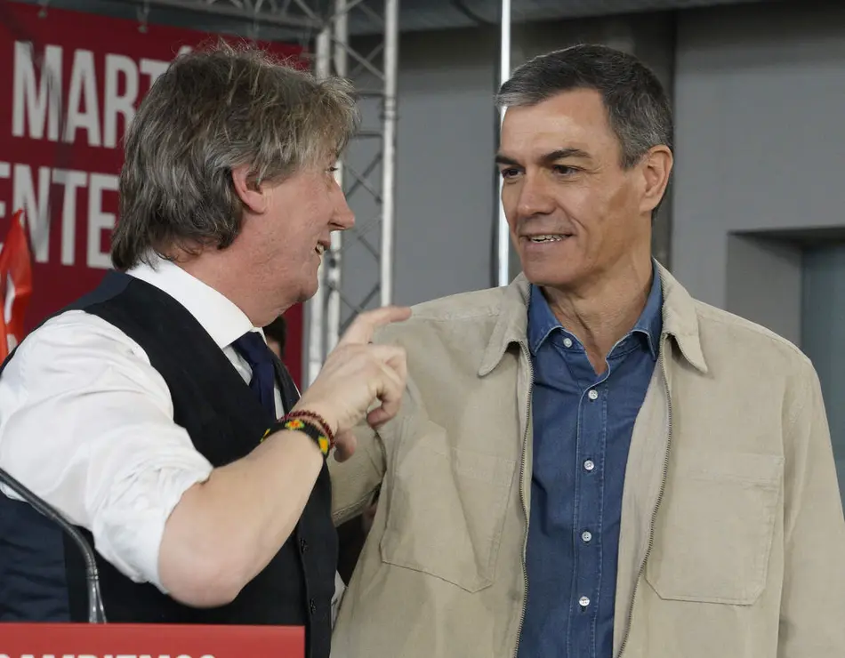 El presidente del Gobierno, Pedro S&aacute;nchez, y el candidato Partido Socialista a la Presidencia de la Junta de Castilla y Le&oacute;n, Carlos Mart&iacute;nez, intervienen en un acto p&uacute;blico del partido junto a la candidata por Le&oacute;n, Nuria Rubio, y el secretario provincial del PSOE, Javier Alfonso Cend&oacute;n