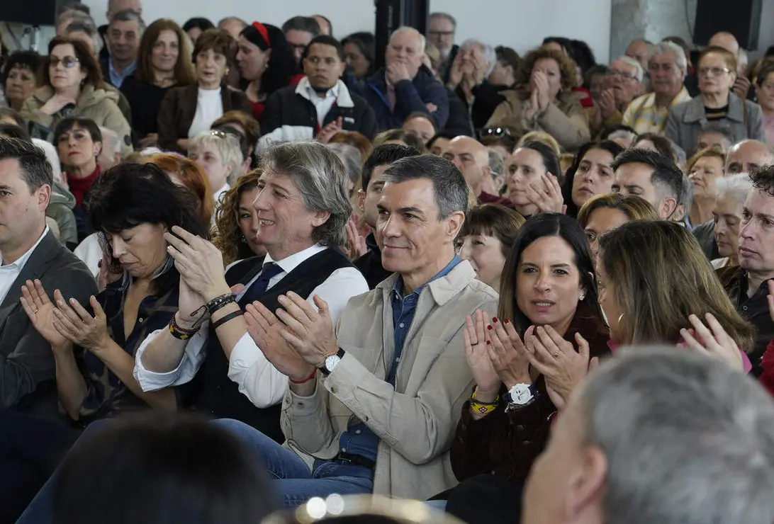 El presidente del Gobierno, Pedro S&aacute;nchez, y el candidato Partido Socialista a la Presidencia de la Junta de Castilla y Le&oacute;n, Carlos Mart&iacute;nez, intervienen en un acto p&uacute;blico del partido junto a la candidata por Le&oacute;n, Nuria Rubio, y el secretario provincial del PSOE, Javier Alfonso Cend&oacute;n