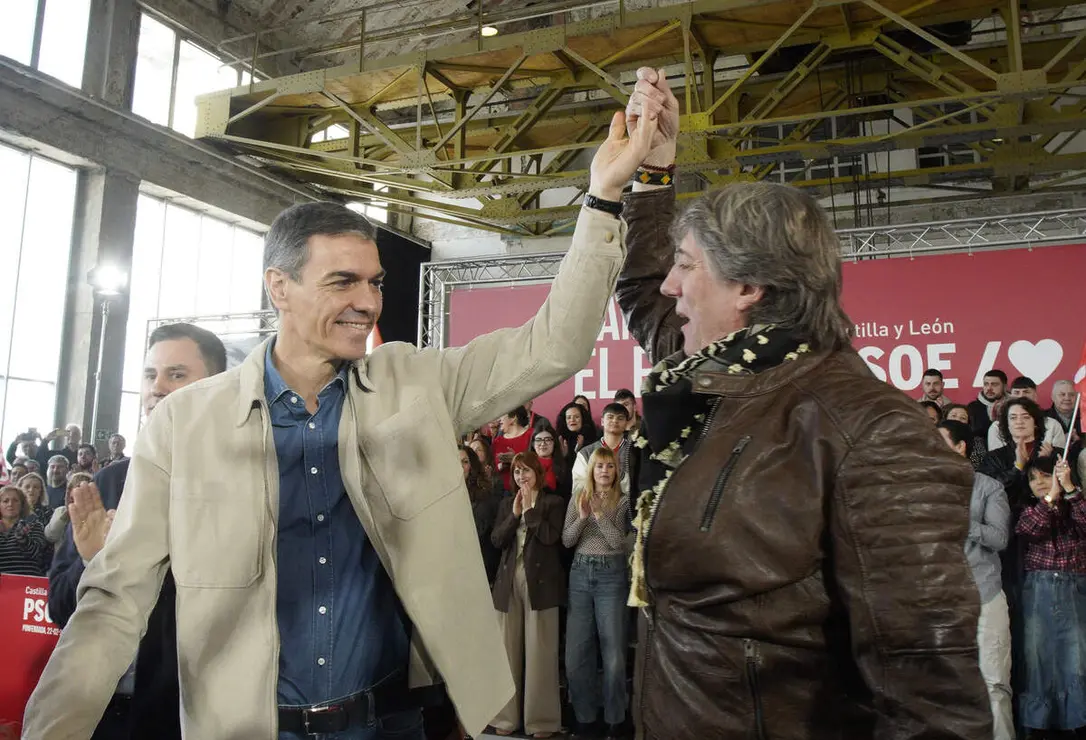 El presidente del Gobierno, Pedro S&aacute;nchez, y el candidato Partido Socialista a la Presidencia de la Junta de Castilla y Le&oacute;n, Carlos Mart&iacute;nez, intervienen en un acto p&uacute;blico del partido junto a la candidata por Le&oacute;n, Nuria Rubio, y el secretario provincial del PSOE, Javier Alfonso Cend&oacute;n