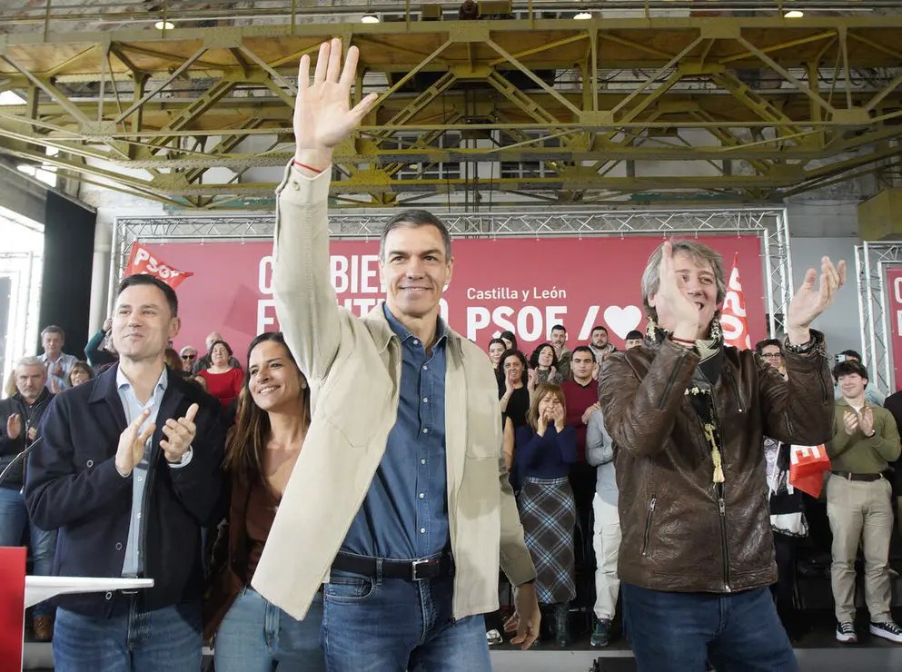 El presidente del Gobierno, Pedro S&aacute;nchez, y el candidato Partido Socialista a la Presidencia de la Junta de Castilla y Le&oacute;n, Carlos Mart&iacute;nez, intervienen en un acto p&uacute;blico del partido junto a la candidata por Le&oacute;n, Nuria Rubio, y el secretario provincial del PSOE, Javier Alfonso Cend&oacute;n