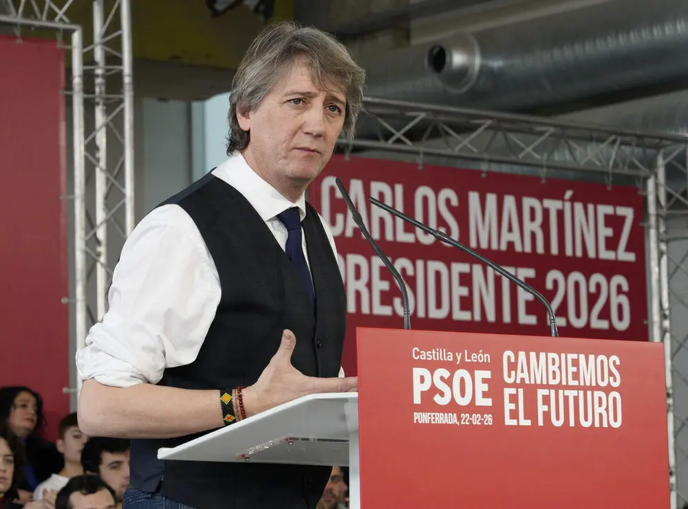 El presidente del Gobierno, Pedro S&aacute;nchez, y el candidato Partido Socialista a la Presidencia de la Junta de Castilla y Le&oacute;n, Carlos Mart&iacute;nez, intervienen en un acto p&uacute;blico del partido junto a la candidata por Le&oacute;n, Nuria Rubio, y el secretario provincial del PSOE, Javier Alfonso Cend&oacute;n