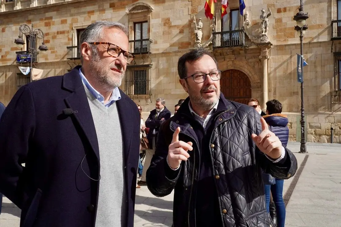 El portavoz nacional de Vox, Jos&eacute; Antonio F&uacute;ster, y el candidato a la Presidencia de la Junta de Castilla y Le&oacute;n, Carlos Poll&aacute;n, atienen a los medios tras reunirse con la Asociaci&oacute;n de Amigos del Patrimonio Cultural de Le&oacute;n, Promonumenta