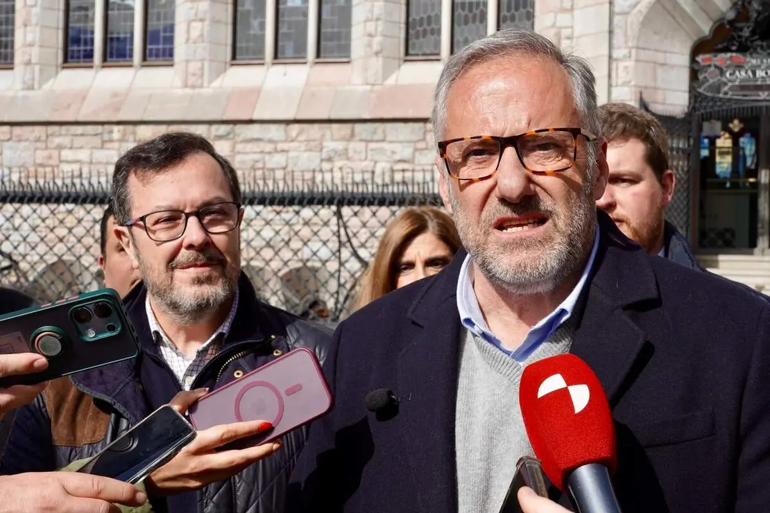 El portavoz nacional de Vox, Jos&eacute; Antonio F&uacute;ster, y el candidato a la Presidencia de la Junta de Castilla y Le&oacute;n, Carlos Poll&aacute;n, atienen a los medios tras reunirse con la Asociaci&oacute;n de Amigos del Patrimonio Cultural de Le&oacute;n, Promonumenta