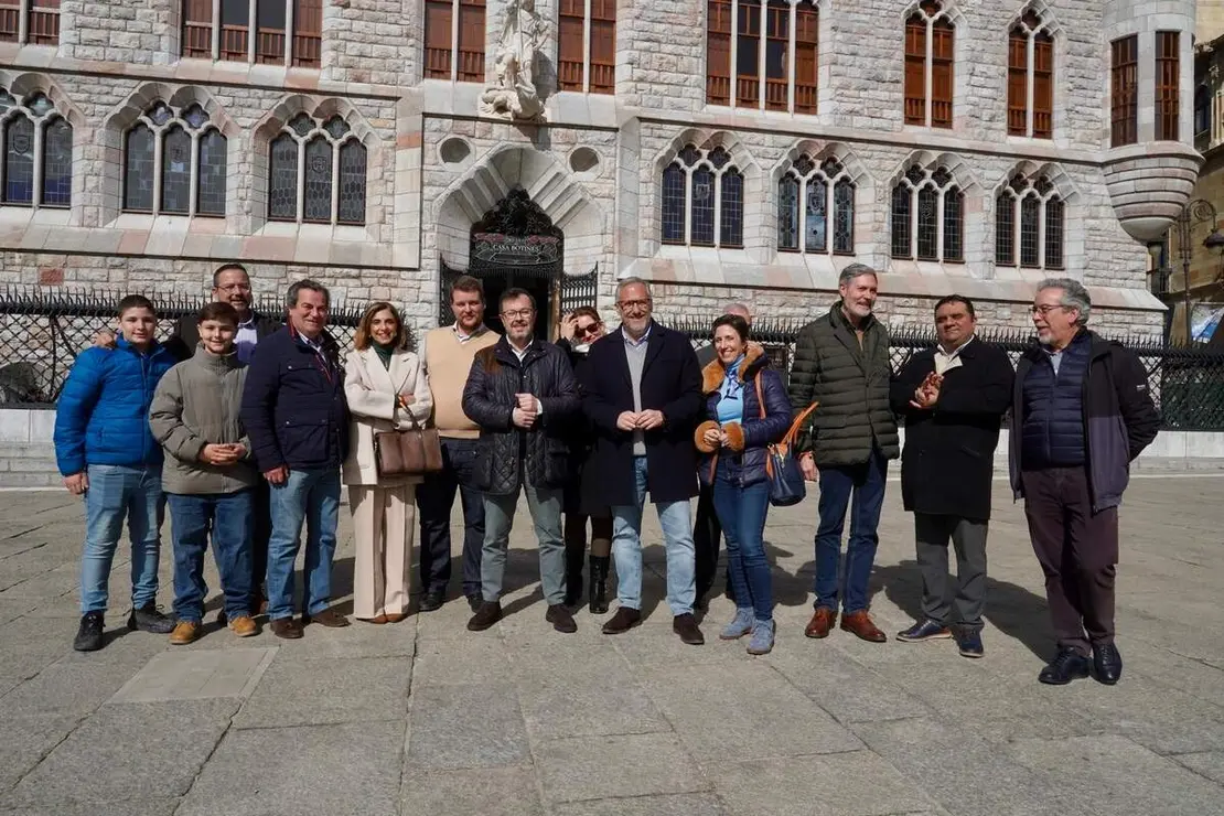 El portavoz nacional de Vox, Jos&eacute; Antonio F&uacute;ster, y el candidato a la Presidencia de la Junta de Castilla y Le&oacute;n, Carlos Poll&aacute;n, atienen a los medios tras reunirse con la Asociaci&oacute;n de Amigos del Patrimonio Cultural de Le&oacute;n, Promonumenta