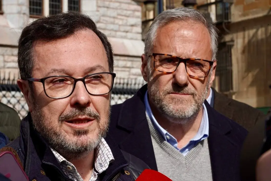 El portavoz nacional de Vox, Jos&eacute; Antonio F&uacute;ster, y el candidato a la Presidencia de la Junta de Castilla y Le&oacute;n, Carlos Poll&aacute;n, atienen a los medios tras reunirse con la Asociaci&oacute;n de Amigos del Patrimonio Cultural de Le&oacute;n, Promonumenta