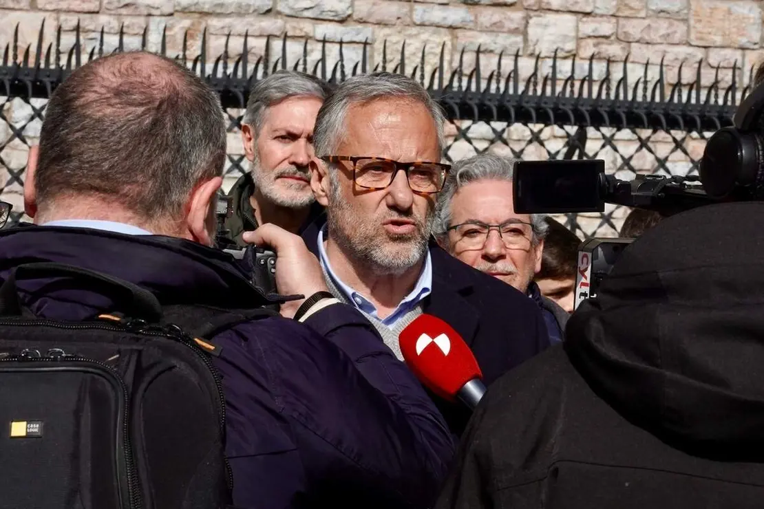 El portavoz nacional de Vox, Jos&eacute; Antonio F&uacute;ster, y el candidato a la Presidencia de la Junta de Castilla y Le&oacute;n, Carlos Poll&aacute;n, atienen a los medios tras reunirse con la Asociaci&oacute;n de Amigos del Patrimonio Cultural de Le&oacute;n, Promonumenta