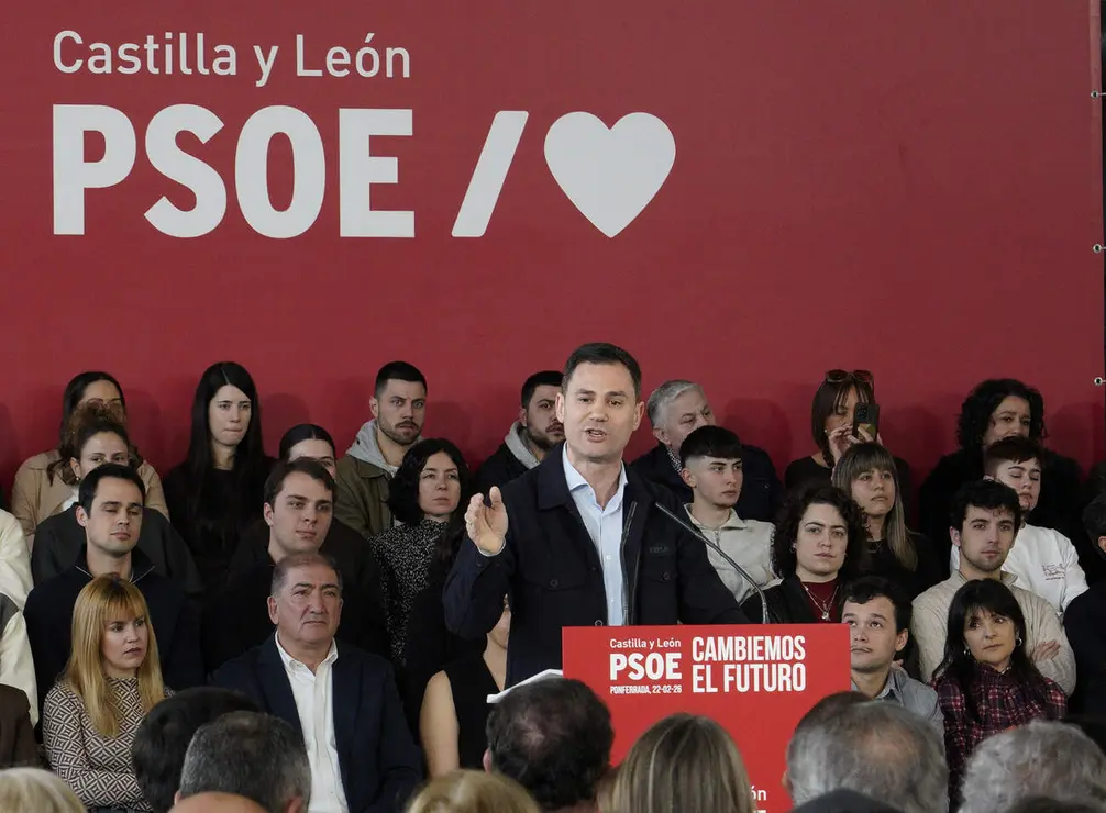 El presidente del Gobierno, Pedro S&aacute;nchez, y el candidato Partido Socialista a la Presidencia de la Junta de Castilla y Le&oacute;n, Carlos Mart&iacute;nez, intervienen en un acto p&uacute;blico del partido junto a la candidata por Le&oacute;n, Nuria Rubio, y el secretario provincial del PSOE, Javier Alfonso Cend&oacute;n