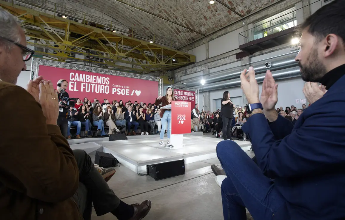 El presidente del Gobierno, Pedro S&aacute;nchez, y el candidato Partido Socialista a la Presidencia de la Junta de Castilla y Le&oacute;n, Carlos Mart&iacute;nez, intervienen en un acto p&uacute;blico del partido junto a la candidata por Le&oacute;n, Nuria Rubio, y el secretario provincial del PSOE, Javier Alfonso Cend&oacute;n