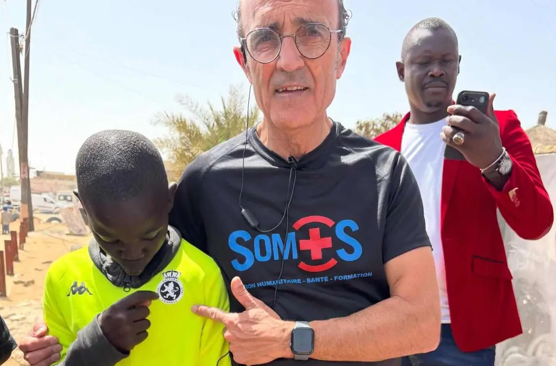 La iniciativa Somos SOS ha cerrado una de sus acciones m&aacute;s ambiciosas con un balance que trasciende cifras y log&iacute;stica. Lo que comenz&oacute; como una llamada a la colaboraci&oacute;n en Le&oacute;n termin&oacute; convirti&eacute;ndose en una experiencia colectiva de entrega personal, cooperaci&oacute;n profesional y transformaci&oacute;n social en la localidad senegalesa de Niague. En la imagen, el doctor leon&eacute;s Salustiano L&oacute;pez Contreras.