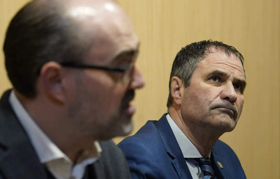 El coordinador en Ponferrada de Partido Popular en Le&oacute;n, Marco Morala (I), junto al candidato a las Cortes, Neftal&iacute; Fern&aacute;ndez (D), durante su comparecencia para valorar la presencia el domingo del presidente del Gobierno, Pedro S&aacute;nchez, en Ponferrada