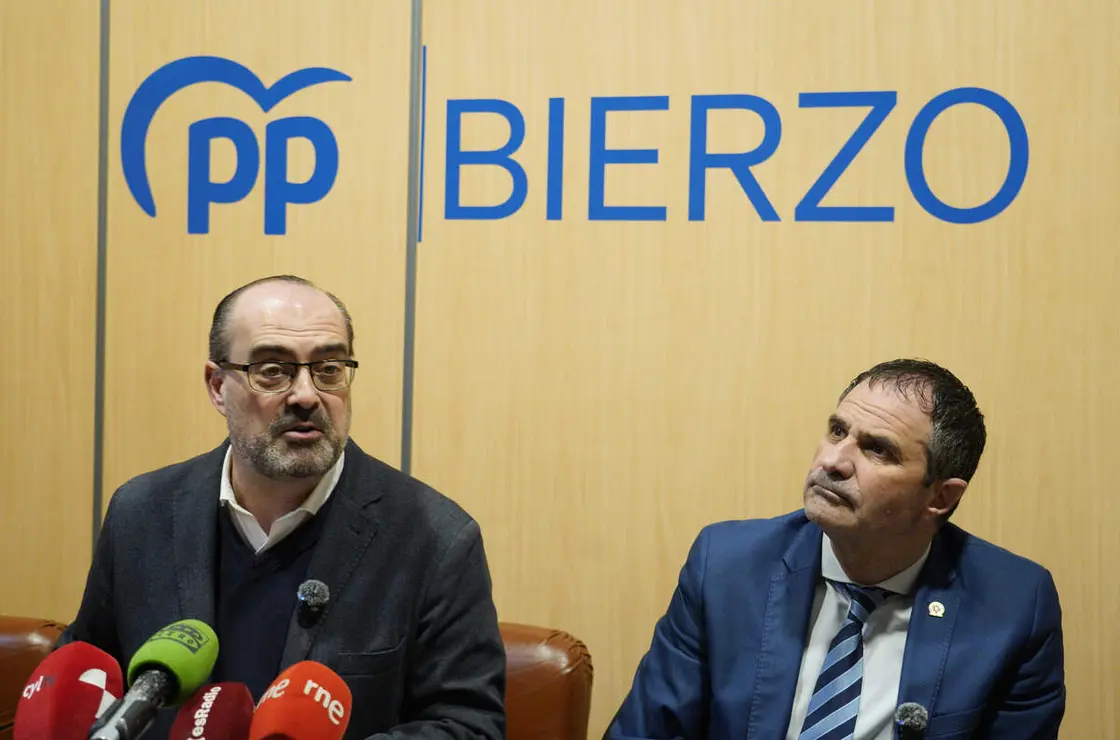El coordinador en Ponferrada de Partido Popular en Le&oacute;n, Marco Morala (I), junto al candidato a las Cortes, Neftal&iacute; Fern&aacute;ndez (D), durante su comparecencia para valorar la presencia el domingo del presidente del Gobierno, Pedro S&aacute;nchez, en Ponferrada