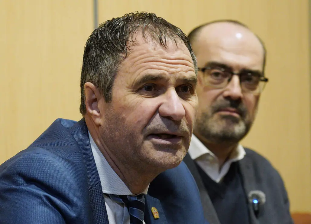 El coordinador en Ponferrada de Partido Popular en Le&oacute;n, Marco Morala (I), junto al candidato a las Cortes, Neftal&iacute; Fern&aacute;ndez (D), durante su comparecencia para valorar la presencia el domingo del presidente del Gobierno, Pedro S&aacute;nchez, en Ponferrada