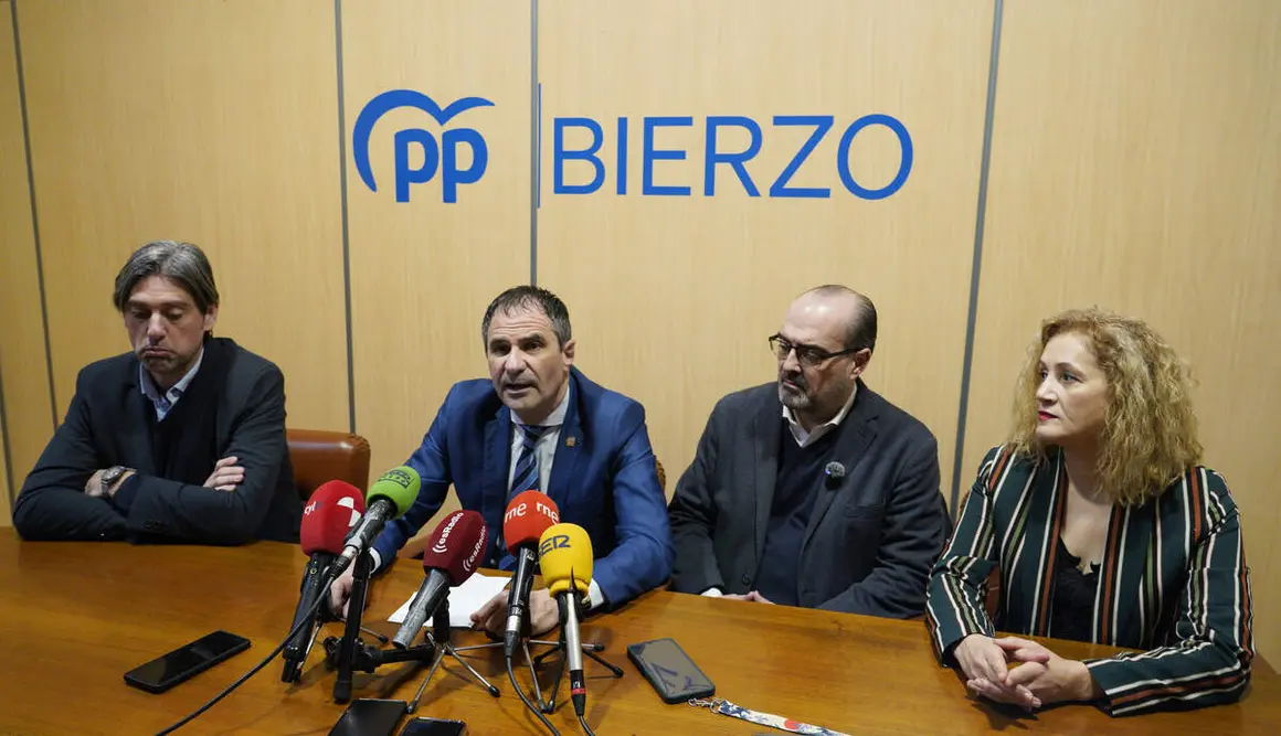 El coordinador en Ponferrada de Partido Popular en Le&oacute;n, Marco Morala (2I), junto al candidato a las Cortes, Neftal&iacute; Fern&aacute;ndez (2D), la diputada nacional, Silvia Franco, y el senador por Le&oacute;n, Jorge Garc&iacute;a (I), durante su comparecencia para valorar la presencia el domingo del presidente del Gobierno, Pedro S&aacute;nchez, en Ponferrada