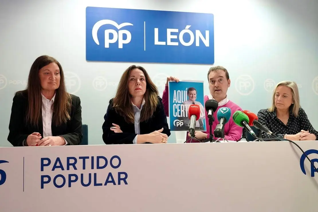 La candidata del Partido Popular de Le&oacute;n a las Cortes de Castilla y Le&oacute;n, Mar&iacute;a Jos&eacute; &Aacute;lvarez Casais, presenta la campa&ntilde;a electoral para las pr&oacute;ximas elecciones auton&oacute;micas acompa&ntilde;ada de la n&uacute;mero tres de la lista, Elena Bollo; el director de la campa&ntilde;a, Ricardo Gavilanes y la directora adjunta de campa&ntilde;a, Maria Elena B&aacute;ilez