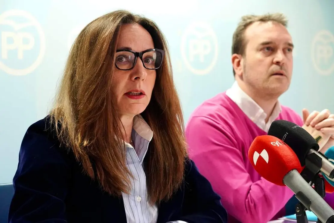 La candidata del Partido Popular de Le&oacute;n a las Cortes de Castilla y Le&oacute;n, Mar&iacute;a Jos&eacute; &Aacute;lvarez Casais, presenta la campa&ntilde;a electoral para las pr&oacute;ximas elecciones auton&oacute;micas acompa&ntilde;ada de la n&uacute;mero tres de la lista, Elena Bollo; el director de la campa&ntilde;a, Ricardo Gavilanes y la directora adjunta de campa&ntilde;a, Maria Elena B&aacute;ilez