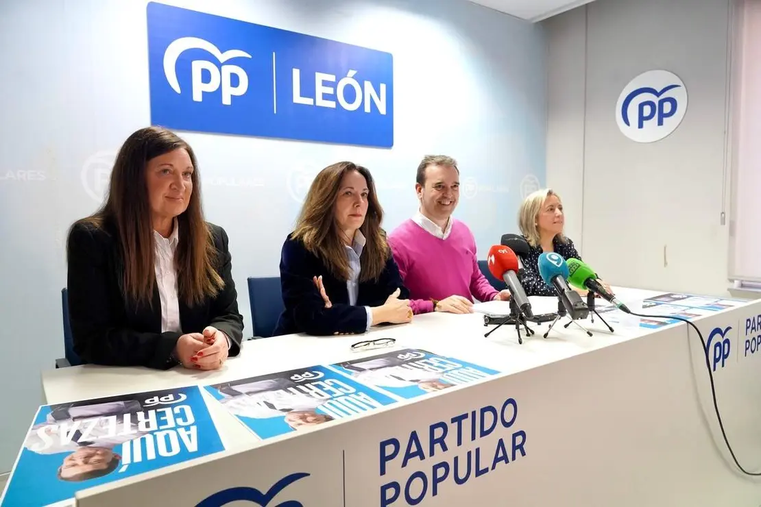 La candidata del Partido Popular de Le&oacute;n a las Cortes de Castilla y Le&oacute;n, Mar&iacute;a Jos&eacute; &Aacute;lvarez Casais, presenta la campa&ntilde;a electoral para las pr&oacute;ximas elecciones auton&oacute;micas acompa&ntilde;ada de la n&uacute;mero tres de la lista, Elena Bollo; el director de la campa&ntilde;a, Ricardo Gavilanes y la directora adjunta de campa&ntilde;a, Maria Elena B&aacute;ilez