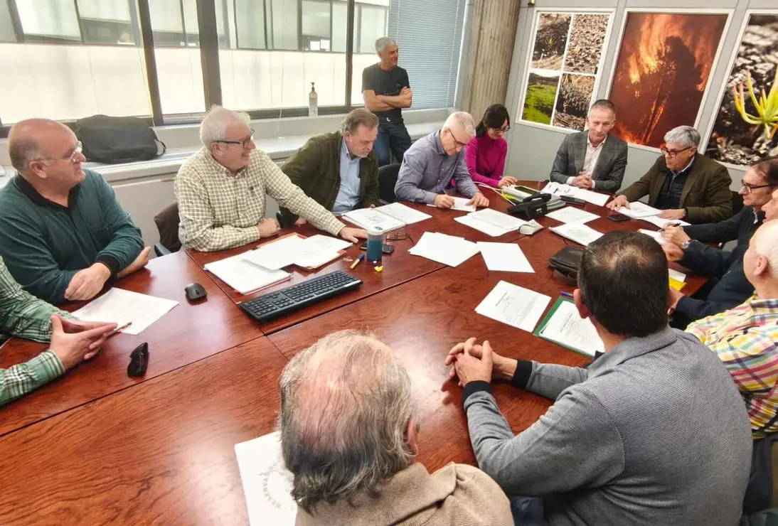 El delegado territorial de la Junta en Le&oacute;n, Eduardo Diego, ha presidido hoy las tres reuniones de las Juntas Consultivas de las Reservas Regionales de Caza de la provincia (Ria&ntilde;o, Ancares y Mampodre) en las que se han aprobado un total de 587 permisos de caza para la temporada 2026-27.