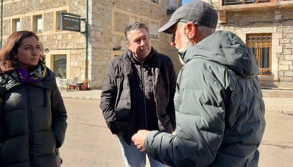 La candidata de UPL, Alicia Gallego, junto a miembros de su candidatura durante su visita a San Emiliano. Foto: UPL