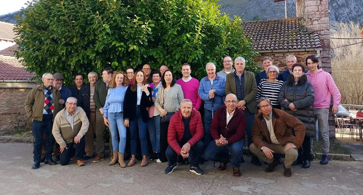 Encuentro con militantes La Pola de Gord&oacute;n 