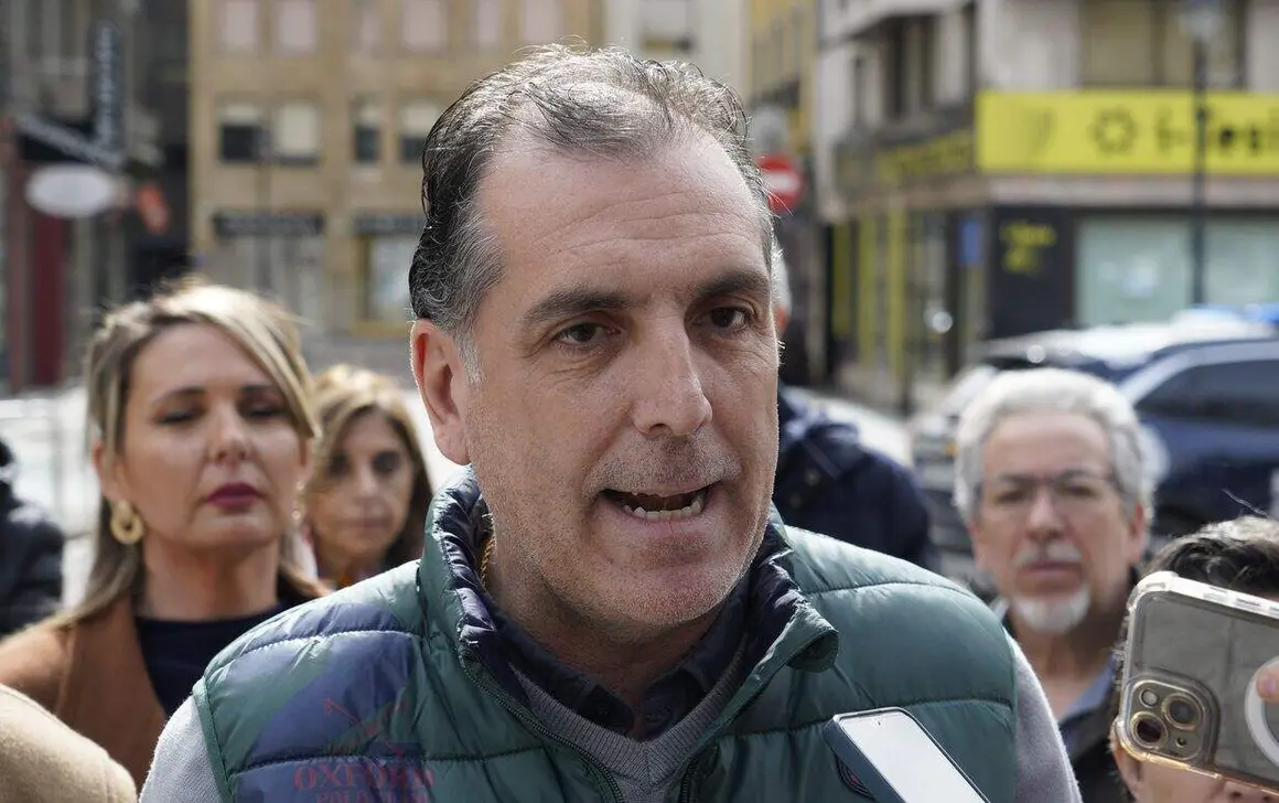 El portavoz nacional de Seguridad de Vox, Samuel V&aacute;zquez (C), junto a los candidatos por la provincia de Le&oacute;n, Laura Dorreis (D), y Miguel Su&aacute;rez (I), durante la atenci&oacute;n a los medios de comunicaci&oacute;n, despu&eacute;s de mantener una reuni&oacute;n con los representantes sindicales de la Polic&iacute;a Nacional en Ponferrada