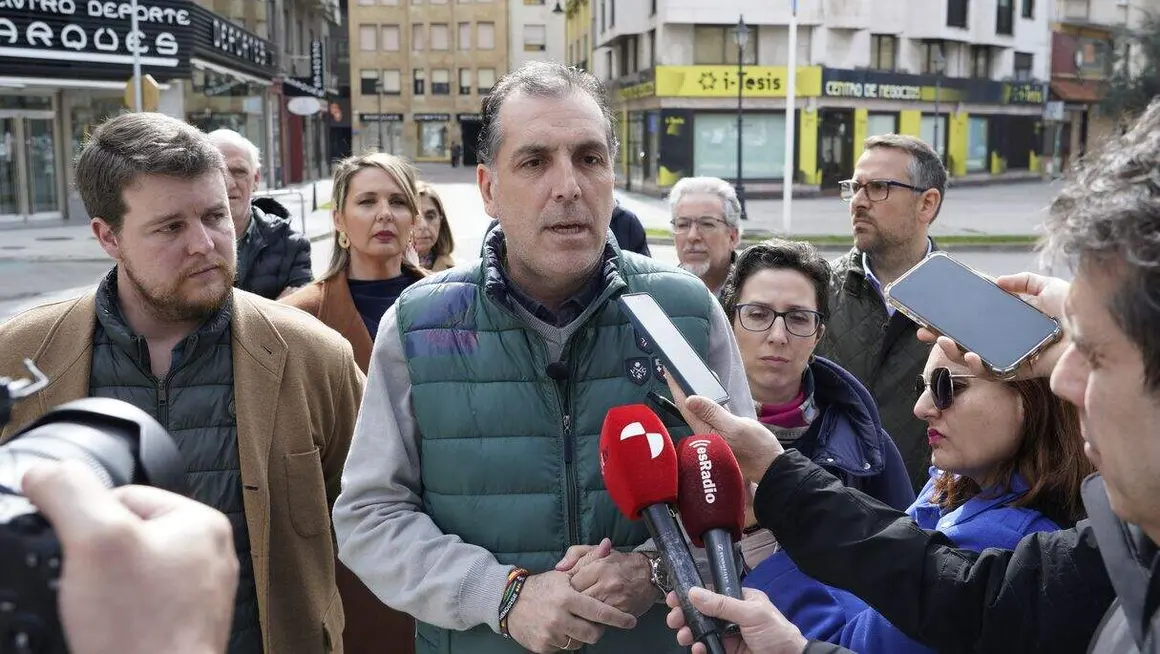 El portavoz nacional de Seguridad de Vox, Samuel V&aacute;zquez (C), junto a los candidatos por la provincia de Le&oacute;n, Laura Dorreis (D), y Miguel Su&aacute;rez (I), durante la atenci&oacute;n a los medios de comunicaci&oacute;n, despu&eacute;s de mantener una reuni&oacute;n con los representantes sindicales de la Polic&iacute;a Nacional en Ponferrada