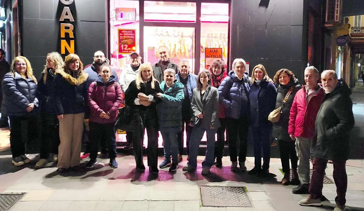 San Mam&eacute;s exhibe arte en 42 escaparates durante marzo. Veinticinco creadores muestran sus obras en comercios de la avenida leonesa en la segunda edici&oacute;n de esta iniciativa cultural. Fotos: Pacofergar