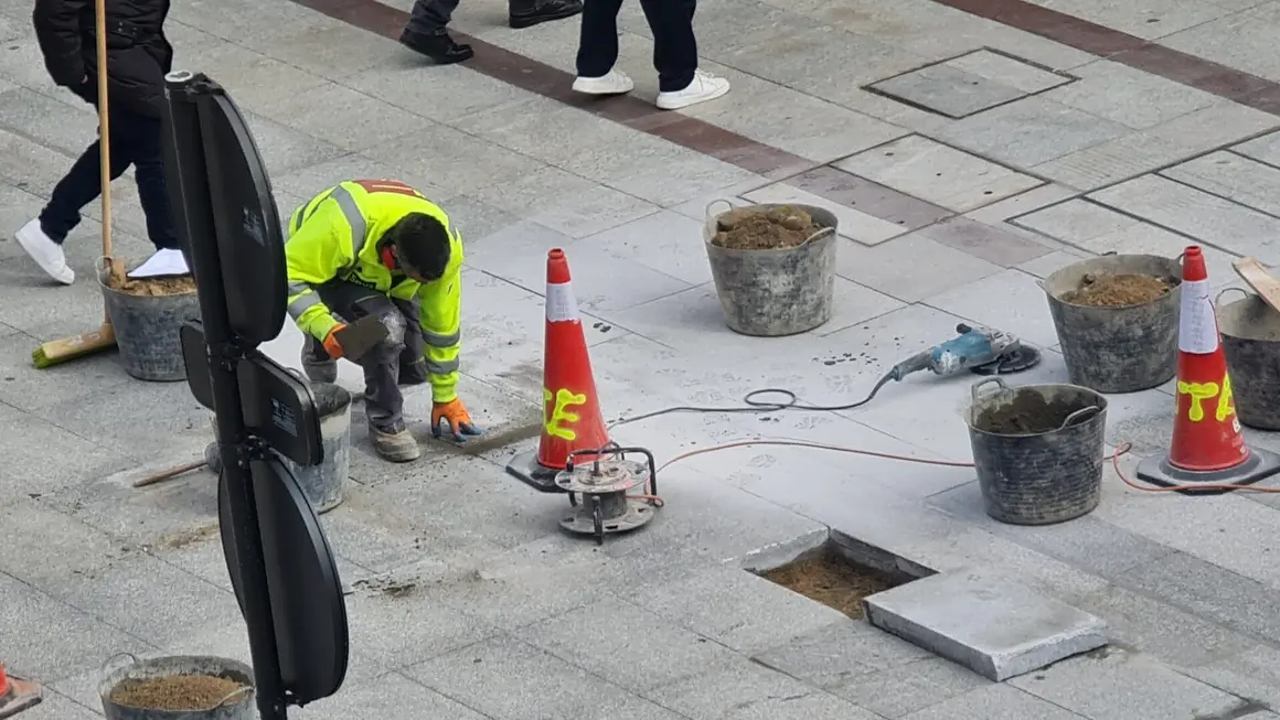 Renovaci&oacute;n en Ordo&ntilde;o II: obras de mantenimiento y cambio de losetas en la principal arteria peatonal. El Ayuntamiento de Le&oacute;n realiza intervenciones en zonas peatonales y de uso mixto para mejorar la seguridad y durabilidad del pavimento.