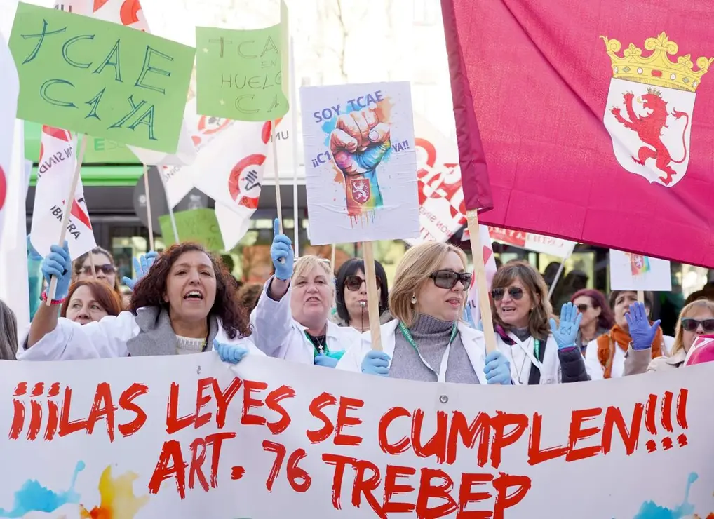 Las T&eacute;cnicas en Cuidados Auxiliares de Enfermer&iacute;a (TCAE) de toda Castilla y Le&oacute;n celebran una concentraci&oacute;n reivindicativa, para exigir su clasificaci&oacute;n profesional en el Grupo C1, una demanda "hist&oacute;rica que consideran justa y necesaria". Foto: Leticia P&eacute;rez.